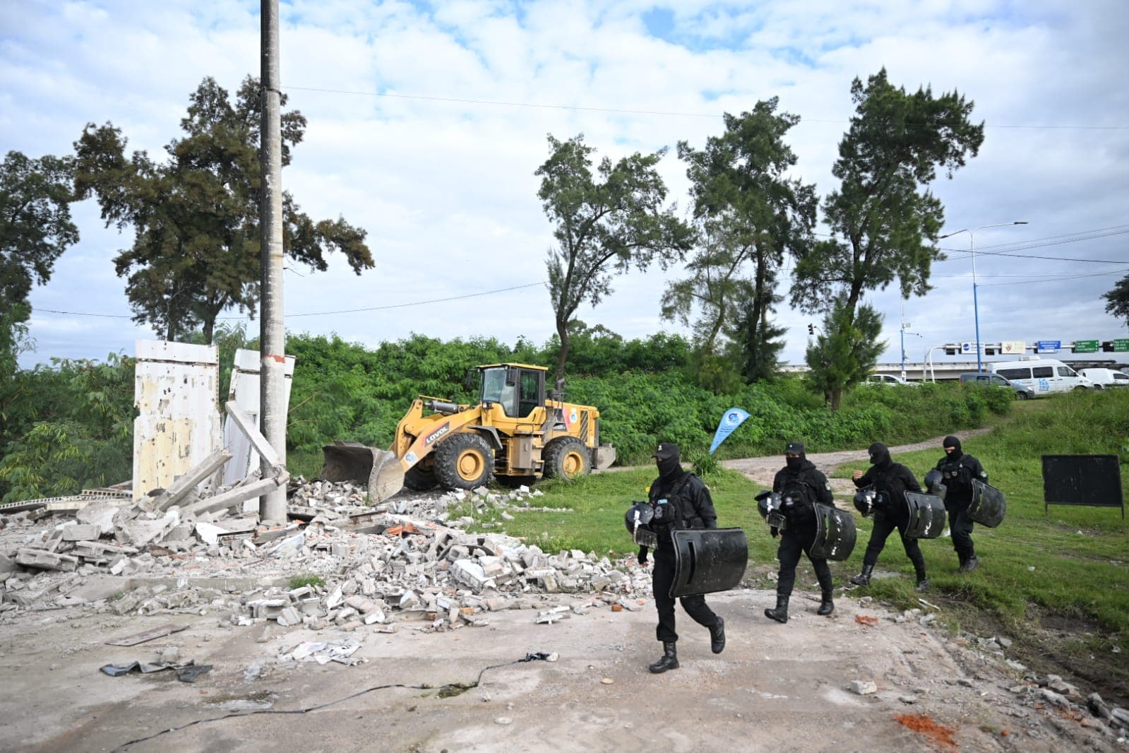 El Gobierno de Tucumán avanzó con la demolición de construcciones ilegales sobre tierras fiscales en la ribera del Río Salí.