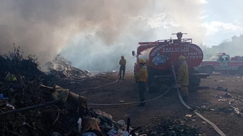 Impactante incendio en un basural de Tafí Viejo: Bomberos trabajaron más de cinco horas para controlar las llamas