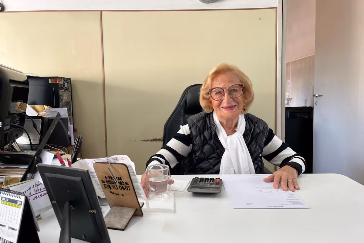 Tiene 100 años, conduce su propio auto y lidera su empresa: la mujer que desafía al tiempo trabajando